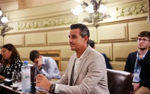 El Senado santafesino debate una ley para prohibir a los cuidacoches en toda la provincia