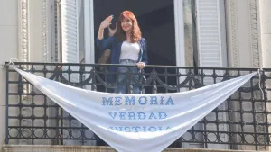 50 años del Golpe de Estado: Cristina Kirchner colocó una bandera con la consigna "Memoria, Verdad y Justicia" en su balcón