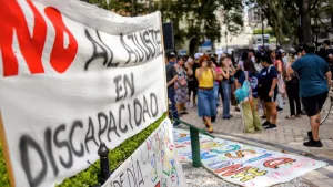 Apridis y trabajadores del sector reclamando por falta de pagos en la Plaza 25 de Mayo.