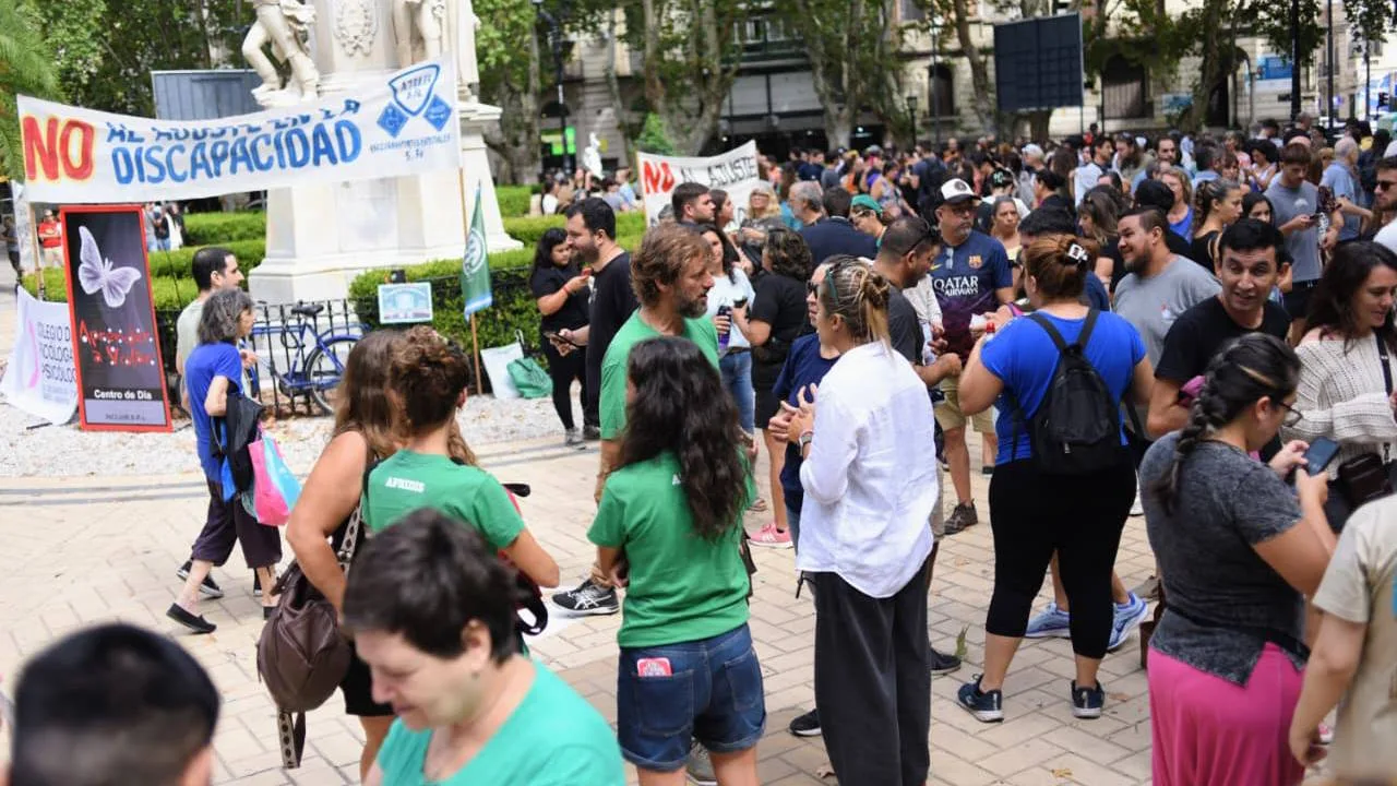 Manifestación de prestadores de servicios de discapacidad frente a la sede de Gobernación en Rosario. Apridis y trabajadores del sector reclamando por falta de pagos en la Plaza 25 de Mayo. Foto: Juan José García. 