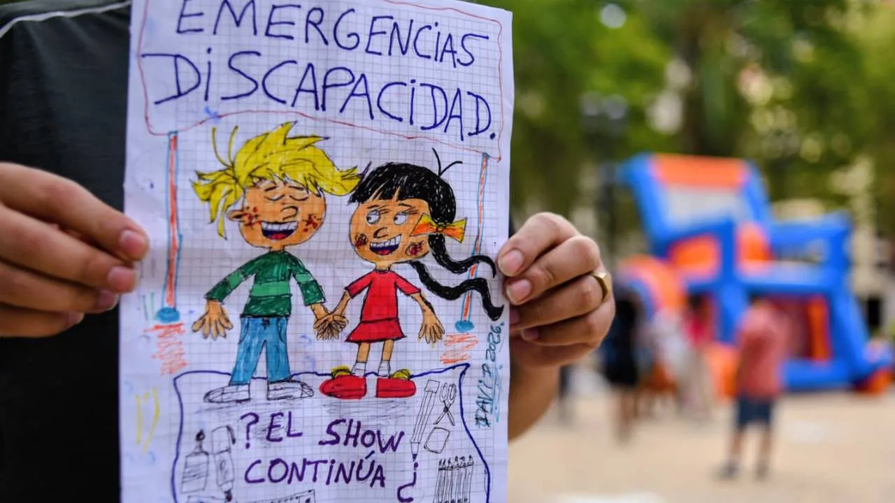 Apridis y trabajadores del sector reclamando por falta de pagos en la Plaza 25 de Mayo. Foto: Juan José García. 