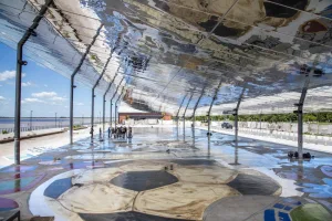 Comenzaron los trabajos de laqueado para preservar el mural de “El Aura” en Costa Nueva