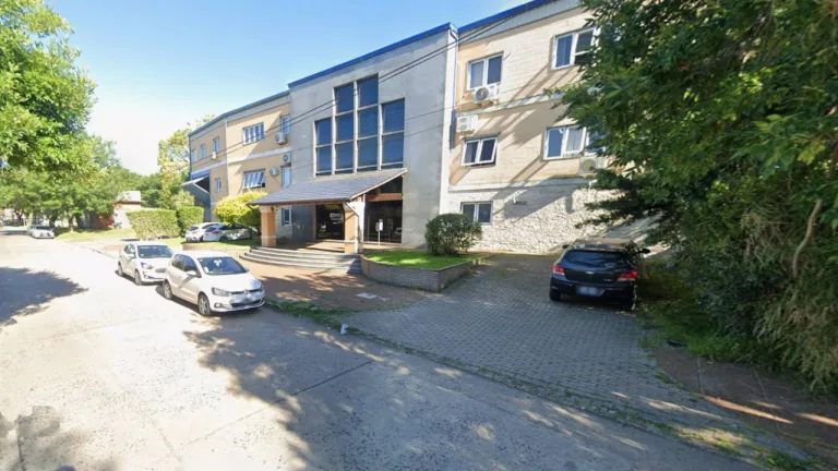 Vista frontal de la fachada de la empresa Rafa SA en Capitán Bermúdez. Se observa el ingreso principal a la planta industrial y la cartelería de la firma sobre la Avenida Pomillo al 100