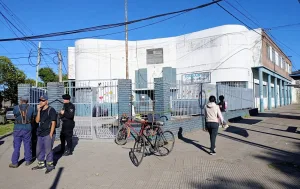 Este martes dos escuelas amanecieron con banderas intimidatorias y en una arrojaron además una bomba molotov