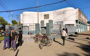 Este martes dos escuelas amanecieron con banderas intimidatorias y en una arrojaron además una bomba molotov