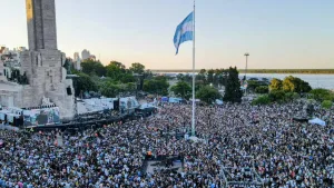 Una multitud copa el Monumento a la Bandera para ver el recital de Fito Páez