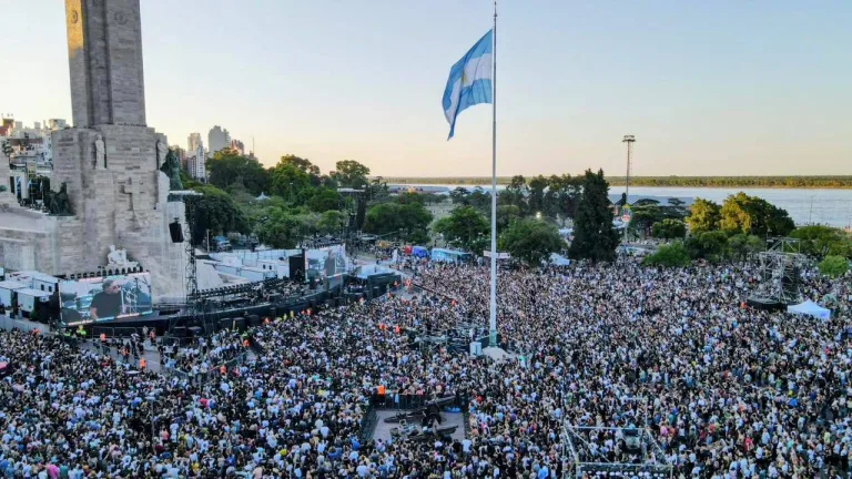 Una multitud copa el Monumento a la Bandera para ver el recital de Fito Páez