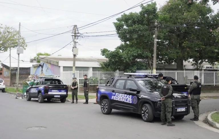 Dejaron una bandera intimidatoria en el ingreso de una escuela de barrio Ludueña