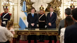 Milei le tomó juramento al nuevo ministro de Justicia en un acto con más funcionarios que familia judicial