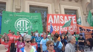 "En defensa del salario, el trabajo y la salud": gremios rosarinos montaron la Carpa de la Resistencia frente a Gobernación