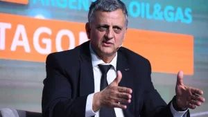 Insólita respuesta del CEO de YPF sobre la suba de la nafta: "Subimos en forma transitoria; los consumidores nos tienen que aplaudir de parado"