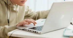 Hizo imágenes de sus compañeras menores con IA, las subió a un sitio web para adultos y ahora va a juicio