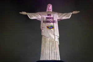 Cristo Redentor iluminado en Río de Janeiro contra los femicidios