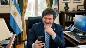 Otro papelón libertario: el gobierno subió una foto de Milei almorzando en Casa Rosada, pero de fondo en la ventana se ve la Casa Rosada