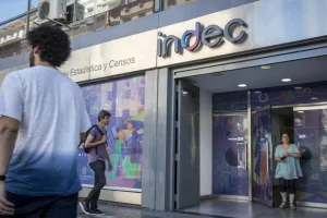 El Indec difunde este miércoles el índice de salarios y las cifras sobre el turismo internacional