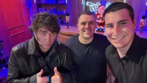 Interna libertaria: un tuitero cercano a Santiago Caputo fue desplazado como asesor del ministerio de Defensa