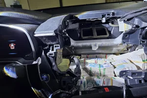 Venían desde el Chaco con 357 millones de pesos en el auto y los acusan por lavado de dinero