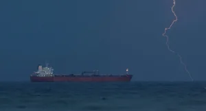 Irán desafía el ultimátum de Trump y restringe el paso por el estrecho de Ormuz