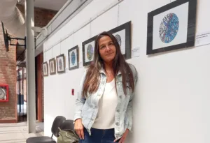 El arte como puente y resistencia: se presenta la muestra "Mujeres en acción", de Jorgelina Anselmino, en el Distrito Centro