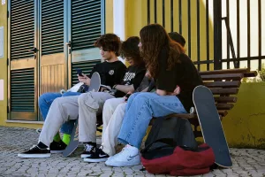 Estudio inquietante: los jóvenes se interesan poco en las noticias y se informan en redes sociales inundadas de influencers dudosos y fake news