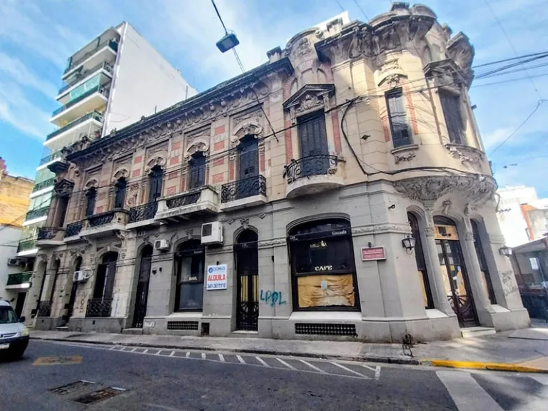 ochaba de una esquina de la ciudad de rosario, bar la buena medida cerrado con cartel de alquila