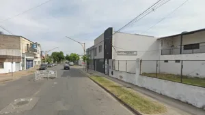 Vista satelital y de calle capturada de Google Maps que muestra la ubicación de la distribuidora MGS sobre el bulevar Zavalla al 1200, en la ciudad de Santa Fe, lugar donde se produjo el robo de mercadería.