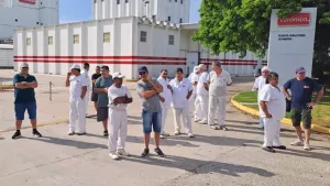 Lácteos Verónica: la empresa recortó la jornada laboral y los trabajadores acampan frente a las plantas por temor al cierre de las instalaciones