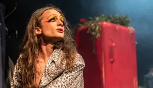 Llega a Rosario “Le Frigó”, la obra teatral de Copi estrenada en los 80, con la elogiada actuación de Manu Fanego