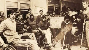 foto antigua de personas con discapacidad motriz reclamando por sus derechos