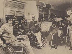 foto antigua de personas con discapacidad motriz reclamando por sus derechos