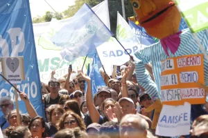 Primer día de clases en Santa Fe: el gobierno habla de "normalidad" y los gremios reportan un acatamiento masivo al paro