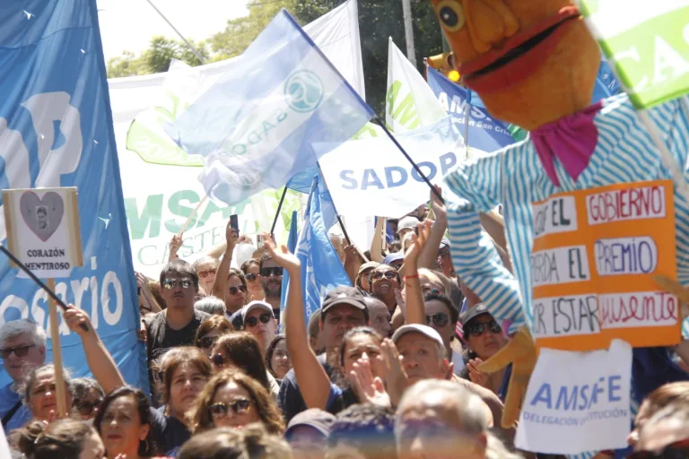 Primer día de clases en Santa Fe: el gobierno habla de "normalidad" y los gremios reportan un acatamiento masivo al paro