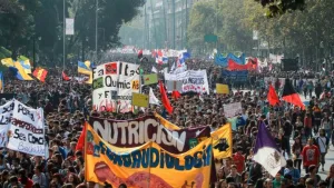 Marcha estudiantil en Santiago contra el ajuste educativo: Kast enfrenta sus primeras protestas en Chile con gases y camiones hidrantes