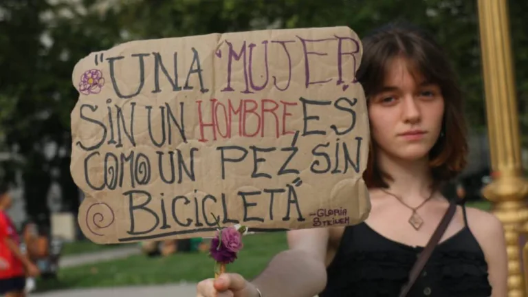 8M en Rosario: "Seguimos en la calle, no nos van a detener, porque ningún derecho vamos a perder"