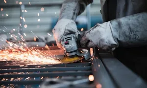 Se agudiza la crisis en la metalurgia: retrocedió 10,3% en febrero y la capacidad instalada perforó el 41%