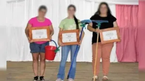 Repudiable: justo en el 8M, un intendente de Misiones organizó un festejo por el Día de la Mujer con objetos de limpieza como "premios"