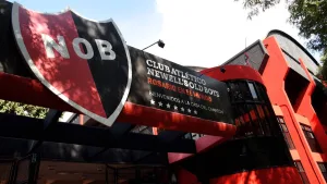 No tiene paz: Fifa inhibió a Newell’s por tres mercados de pases por una deuda en el pase de Guillermo May