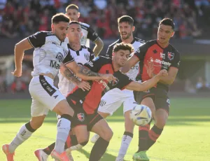 El VAR apareció otra vez en el Coloso y le anularon un gol a Walter Mazzantti por posición adelantada