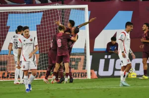 Lanús pegó de entrada y Newell's ya pierde en La Fortaleza: Walter Bou, de penal, le da la ventaja al Grana sobre la Lepra