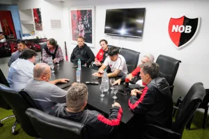 Reunión de oficialismo y oposición en Newell's, con ausencias y exigencias para revertir la situación