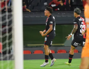 Explotó el Coloso: el pibe Guch, de tiro libre, le da la ventaja parcial a Newell's sobre Platense