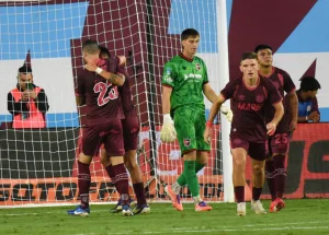 Final del primer tiempo en La Fortaleza: Lanús juega a voluntad y le gana a Newell's por 3-0