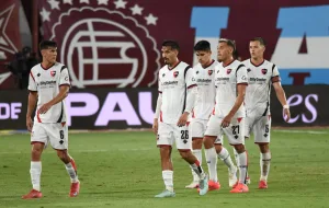 Final del primer tiempo en La Fortaleza: Lanús juega a voluntad y le gana a Newell's por 3-0