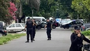 Balearon a un policía en el cuello en medio de un enfrentamiento por una entradera y le robaron el patrullero para escapar 