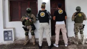 Efectivos de la Agencia de Control Policial realizan un allanamiento en la vivienda del oficial Oscar García en Villa Gobernador Gálvez, donde se secuestraron teléfonos celulares y pruebas vinculadas al intento de homicidio de Emanuel C.