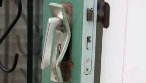 Escruche a dos cuadras de la Comisaría 17: se robaron electrodomésticos de una vivienda