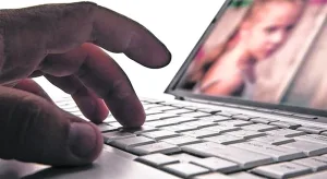 Hizo imágenes de sus compañeras menores con IA, las subió a un sitio web para adultos y ahora va a juicio