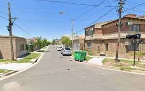 Frente de las viviendas en calle Yugoslavia al 4700, zona sur de Rosario, lugar donde ocurrió el robo de la motocicleta.