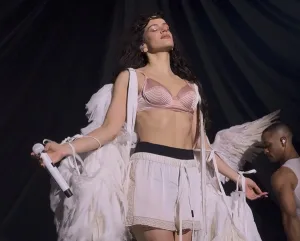 En el inicio de la gira de “Lux”, en Francia, Rosalía hizo del escenario su templo y su teatro