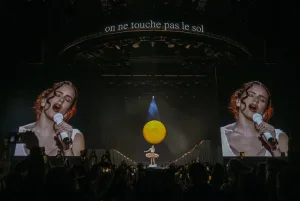 En el inicio de la gira de “Lux”, en Francia, Rosalía hizo del escenario su templo y su teatro